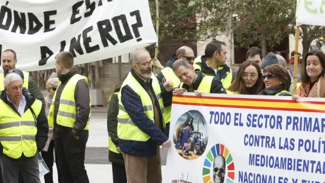 Un grupo de agricultores se manifiesta ante la sede del Departamento de Agricultura del Gobierno de Aragón.