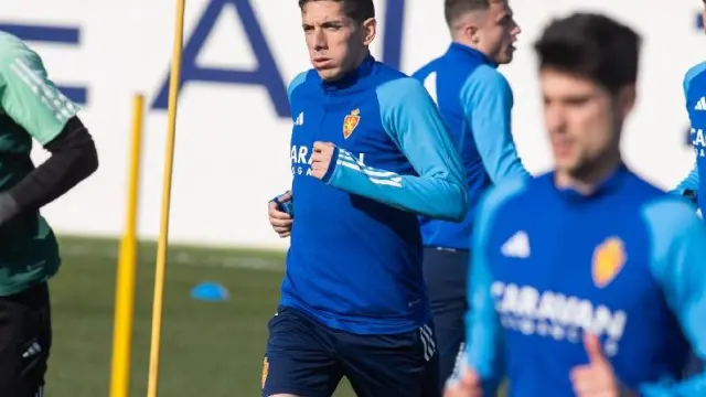 Cristian Álvarez (izda.), en el inicio del entrenamiento del equipo esta semana.