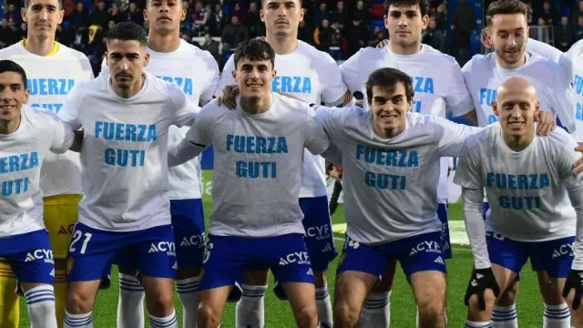 Los futbolistas del Real Zaragoza lucen camisetas de apoyo a Raúl Guti en Éibar.