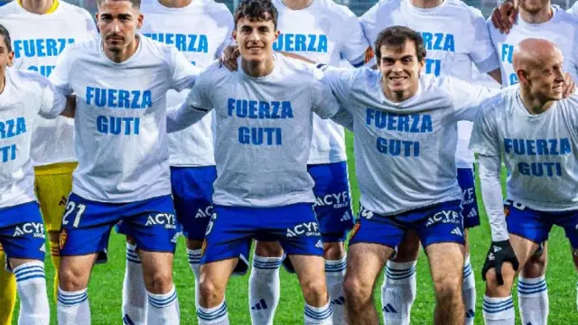 El once inicial del Real Zaragoza este domingo en Eibar, con la camiseta de apoyo a Guti.