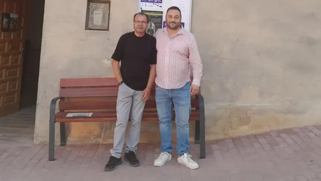 Jesús Royo y Rubén Estevez, ante el Ayuntamiento de Calcena.