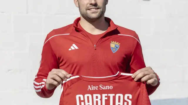 Eduardo Cabetas posa ayer con la camiseta conmemorativa de los 250 partidos con el CD Teruel.