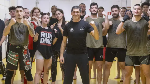 Kike Pérez, en el centro, junto a los miembros de la escuela de artes marciales mixta que gestiona en el Stadium Venecia.