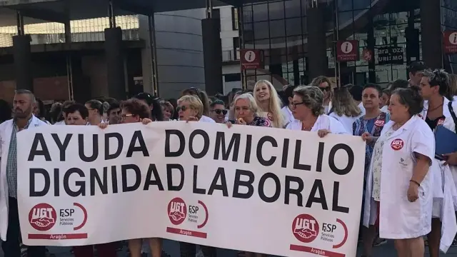 Las trabajadoras de Ayuda a Domicilio protestan por la mejora del convenio antes de la licitación de los pliegos actuales.