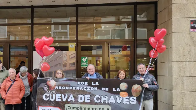 Concentración por la Cueva de Chaves frente a la delegación del Gobierno de Aragón en Huesca.