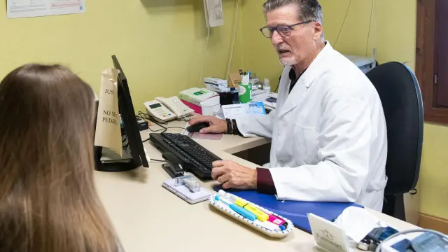El doctor Alfredo Perches atiende a una consulta en sus últimos días en el consultorio médico de El Burgo de Ebro.