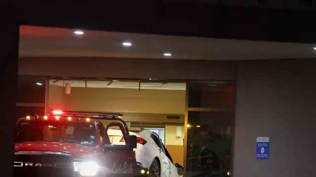 El vehículo se estrelló contra la sala de urgencias del hospital St. David's North.