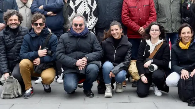 La alcaldesa de Zaragoza, Natalia Chueca, posa con un grupo de fotoperiodistas aragoneses en la inauguración de la muestra.