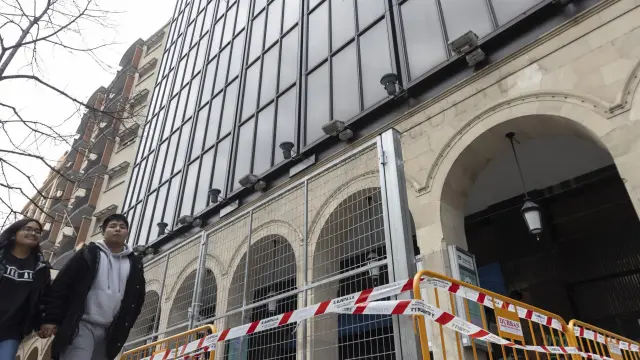 La constructora navarra Obenasa acabar de vallar la antigua sede de la CAI para iniciar la rehabilitación integral del edificio