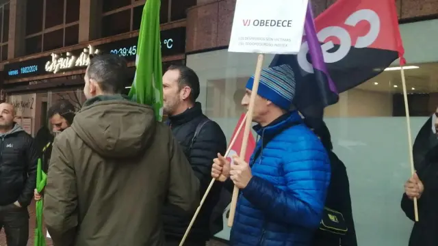 Protesta por el despido de tres trabajadores de la contrata VJ de Inditex.