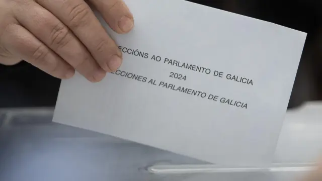 Un ciudadano deposita su papeleta durante la jornada electoral gallega.