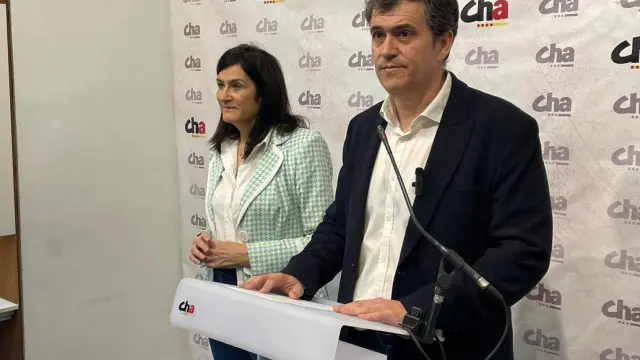 Isabel Lasobras y Joaquín Palacín, este lunes en la sede de CHA.