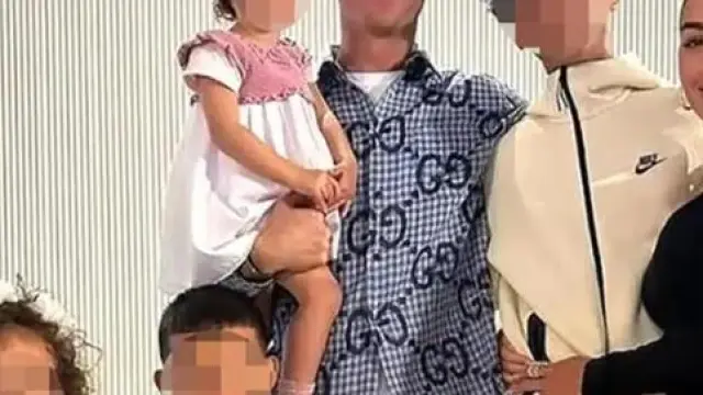 La imagen de la familia de Cristiano Ronaldo con el retoque del culo de Georgina Rodríguez