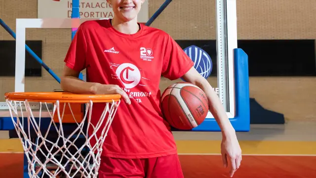 La alemana Leo Fiebich, jugadora del Casademont, posa sonriente en el pabellón Siglo XXI de Zaragoza.