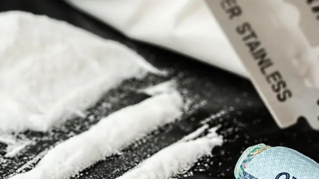 La cocaína es una sustancia estimulante que puede causar adicción.