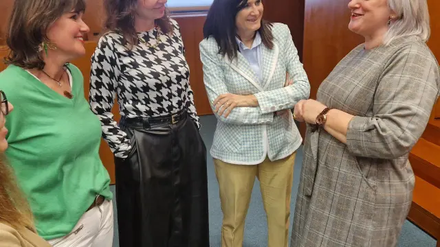 La directora general de Ciencia e Investigación, Pilar Gayán, (a la derecha), momentos antes de su intervención en las Cortes de Aragón.