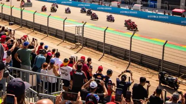 Foto de la salida de la carrera de Moto GP de 2022 en el circuito de Motorland Aragón