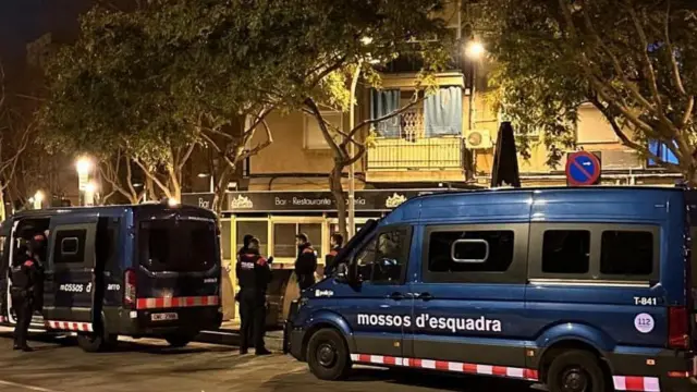 Los mossos d'esquadra en un dispositivo contra varias redes dedicadas al tráfico de drogas en Barcelona.