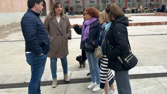 La portavoz socialista, Lola Ranera, durante su visita este jueves al entorno del parque Bruil de Zaragoza.