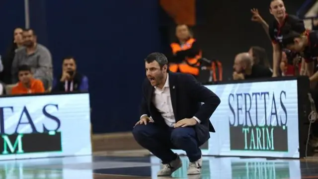 El entrenador Carlos Cantero, durante el último partido de la Euroliga en Mersin (Turquía).
