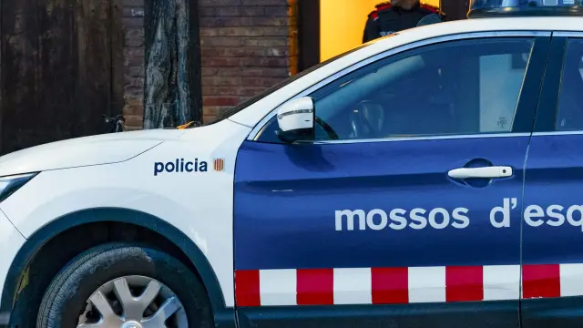 Coche de los mossos ante la vivienda donde ocurrió el crimen en Olot