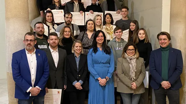 Foto de familia de los premiados en el XXXI Certamen Nacional de Jota 'Ciudad de Huesca'.