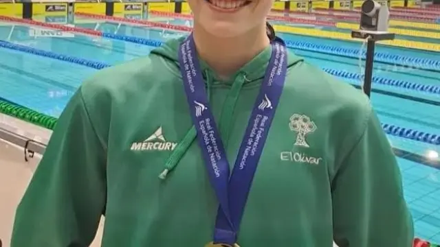 Clara Martínez de Salinas posa con su medalla de oro.