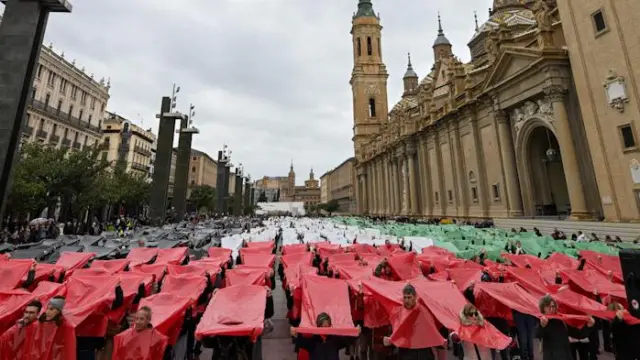 Bandera de Palestina configurada por personas que llevaban de basura en la plaza del Pilar de Zaragoza