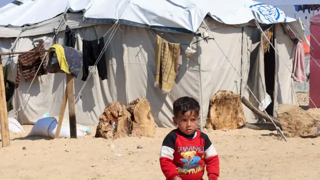 Un niño desplazado palestino en Rafah, en un campo de refugiados cerca de la frontera con Egipto.