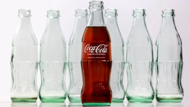 La botella de vidrio retornable ha cumplido siete décadas en España, siendo el envase más apreciado por los consumidores.