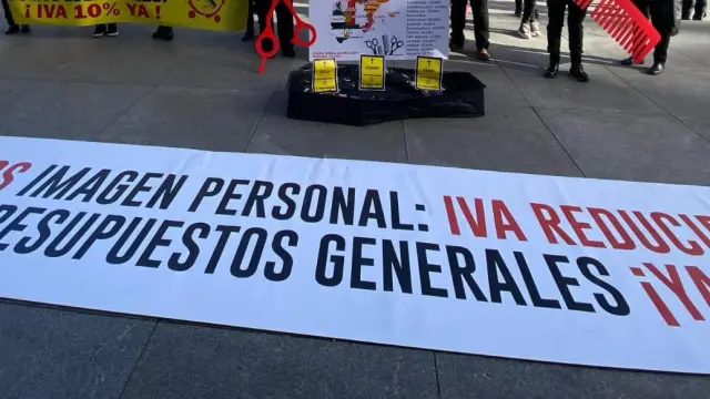 Protesta del sector de la imagen personal en la puerta del Congreso de Madrid.