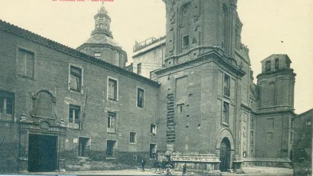 El anterior hospital militar entre 1817 y 1958 estuvo en el convento de San Ildefonso ligado a la iglesia de Santiago. Defensa construyó el actual porque se hunidó el suelo varias veces.