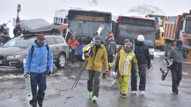 Esquiadores llegando el pasado fin de semana a la estación de Astún.