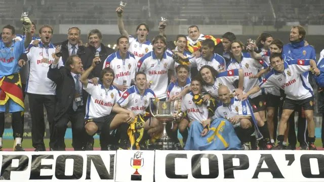 Los futbolistas del Real Zaragoza celebran la Copa del Rey conquistada frente al Real Madrid el 17 de marzo de 2004 en Montjuic.