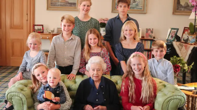 La foto de Isabel II con sus nietos también manipulada