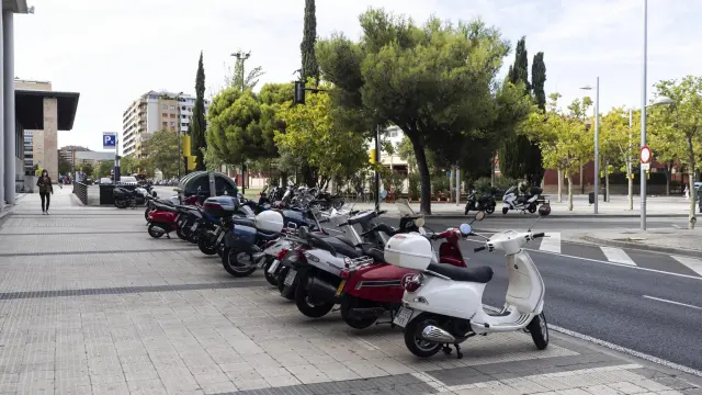 Motos en la acera en la calle de Violante de Hungría de Zaragoza.
