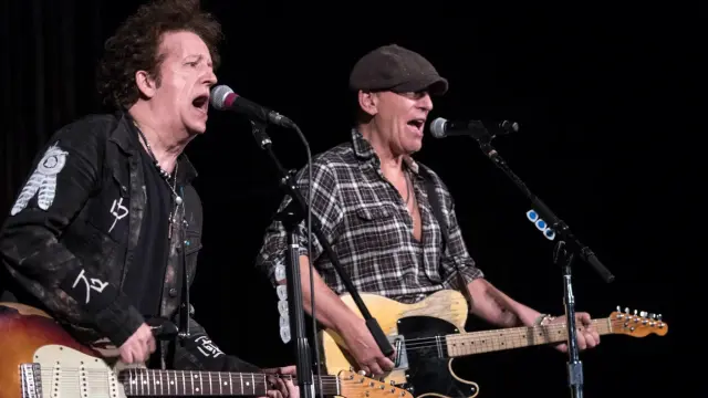 Willie Nile (izquierda) junto a otro rockero estadounidense de larga carrera llamado Bruce Springsteen.