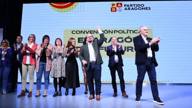 El diputado y hasta ahora secretario general del PAR, Alberto Izquierdo (con el brazo levantado), y cargos del partido, en la clausura de la convención celebrada este sábado en Zaragoza.