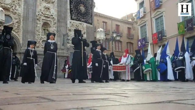 Los primeros bombazos y redobles han puesto el ritmo a la procesión del pregón de la Semana Santa de Zaragoza.