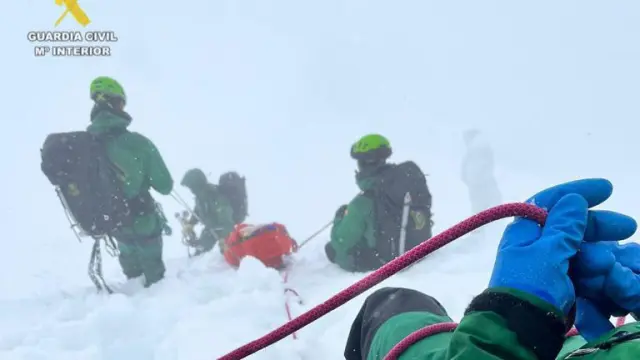 Momento del rescate del escalador.