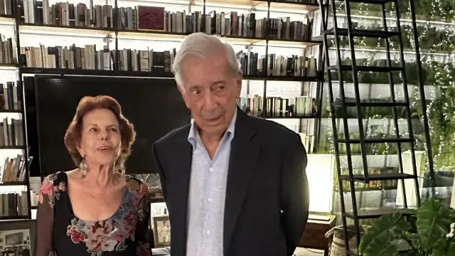 Vargas Llosa, junto a su mujer Patricia.