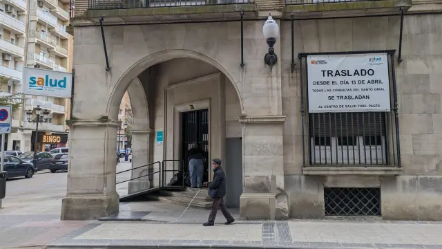 Imagen de una lona colocada en la fachada del centro de salud Santo Grial de Huesca anunciando el traslado de sus consultas.