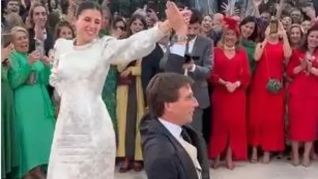 El alcalde de Madrid, José Luis Martínez-Almeida baila un chotis con su ya esposa, Teresa Artigas