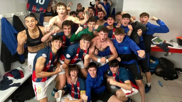 La plantilla al completo del Huesca celebra la victoria en el vestuario.