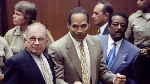 O.J. Simpson, con sus abogados después de anunciarse el veredicto de no culpabilidad en el juicio por asesinato de su mujer