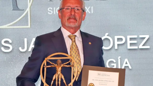 El Dr. Luis Javier López del Val con el premio Medicina Siglo XXI.