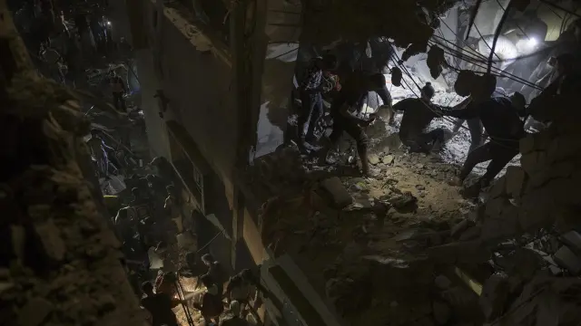 Búsqueda de víctimas entre los escombros después de un bombardeo israelí en Gaza.