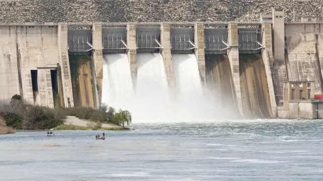 La presa de Mequinenza, uno de los grandes embalses de la cuenca del Ebro.