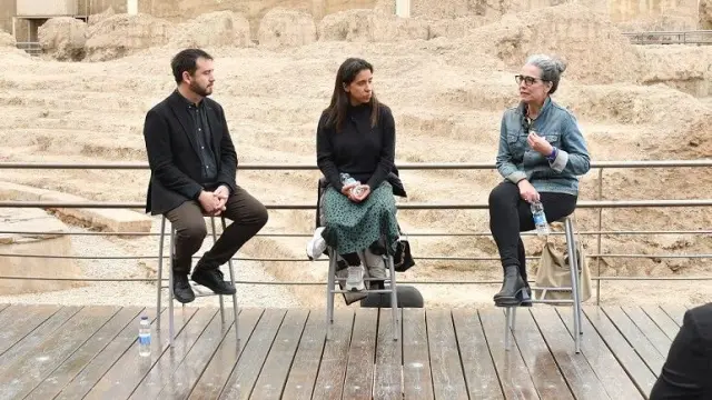 El director del Saraqusta, José Ángel Delgado, conversa con Patricia Roda, directora de 'Kautela', y Cristina Martínez.