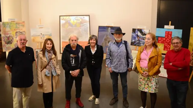 En imagen, los siete artistas que han donado obras pictóricas a Cruz Roja Huesca en su Día Mundial.